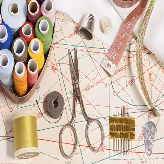 Buntes Sticknähgarn aus 100 % Polyester